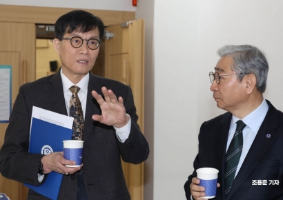 [포토] 대화하는 윤동섭 총장과 이창용 총재