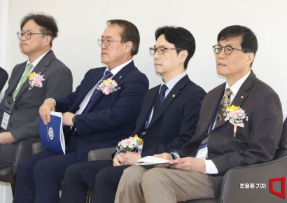 [포토] 연세대 인구와 인재 연구원 개원 참석한 이창용 총재