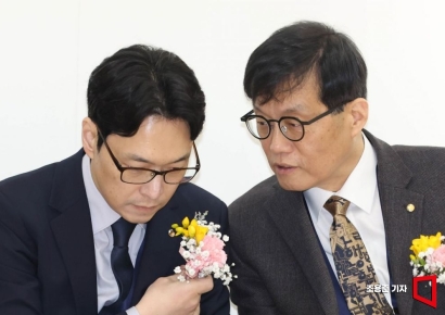 [포토] 대화하는 이창용 총재와 이재원 원장
