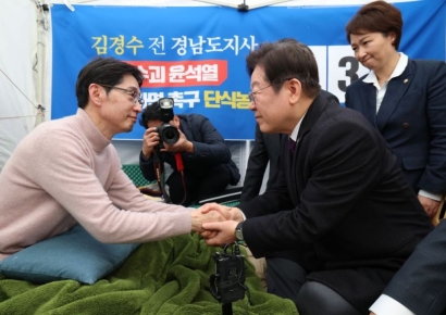 이재명, 김경수 찾아 "살아서 싸워야" 단식 중단 설득