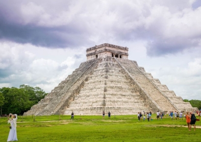 9000명 인파 몰린 '멕시코 피라미드' 올라갔다 집단 폭행 당한 관광객