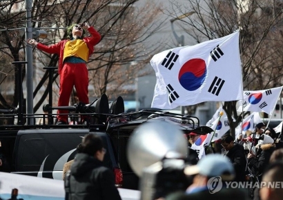'한 달에 수억'씩 슈퍼챗 대박…격랑의 한국, 이때다 싶어 돈벌이