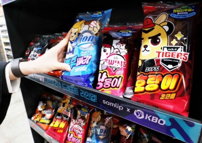 사흘 만에 100만개 팔리고 웃돈 거래까지…'크보빵' 뭐길래