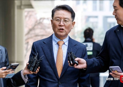 [포토] 취재진 질문에 답하는 윤갑근 변호사