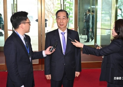 [포토] 취재진 질문에 답하는 한덕수 총리