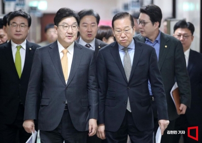 [포토] 한덕수 탄핵 기각, 대화하는 권영세-권성동