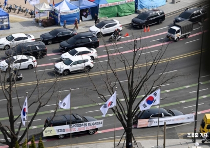 [포토] 천막농성장 옆 지나는 한덕수 총리 차량
