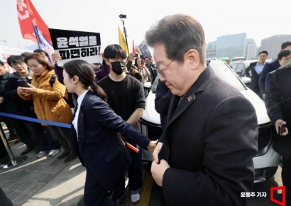 [포토] 이재명, 경찰 경호속 천막당사 최고위 참석