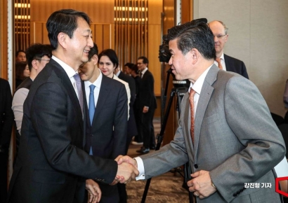 [포토] 악수하는 안덕근 장관-제임스 김 회장