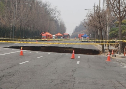 '강동구 대형 싱크홀' 이틀째 수색…"인근 주유소 기름 모두 빼기로"
