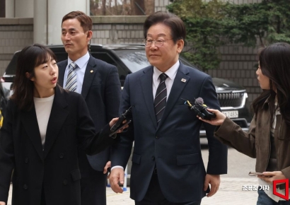 [포토] 취재진 질문에 '묵묵부답'