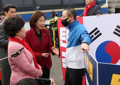 "1인 시위" vs "꼼수 시위"…헌재 앞 여야 대치 최고조