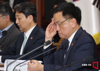 [포토] 자료 살펴보는 최상목 경제부총리
