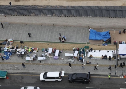 [포토] 강풍에 농성장 천막 정리