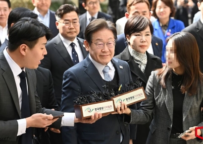 [포토] '선거법 항소심' 이재명, 법원 도착…취재진 질문에 묵묵부답