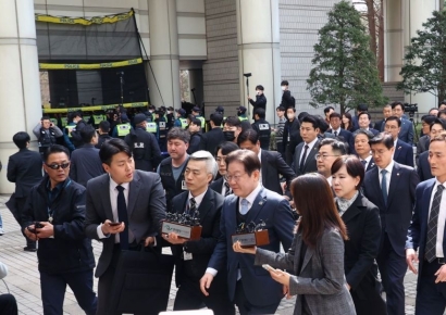 [속보]법원 "李-김문기 골프 사진, 원본 일부 떼서 조작된 것으로 볼 수 있어"