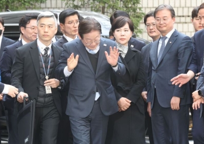[포토] 항소심에 방탄복 입고 도착한 이재명 대표