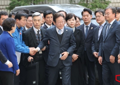 [포토] 말 없이 법정으로 향하는 이재명 대표