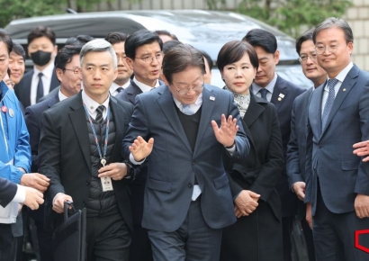 [포토] 이재명, 선거법 2심 선고 법원 출석...질문엔 '묵묵부답'