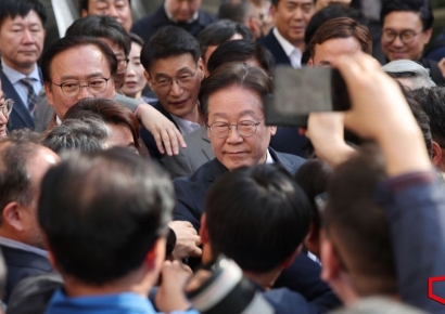 [포토] 무죄 선고 받고 의원들과 인사 나누는 이재명