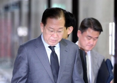 [포토] 회의실 향하는 권영세 비대위원장