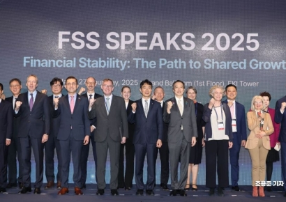 [포토] 기념촬영하는 이복현 금융감독원장