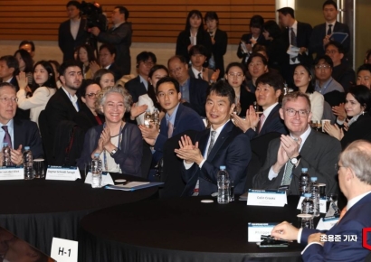 [포토] 박수치는 이복현 원장과 주요외교사절