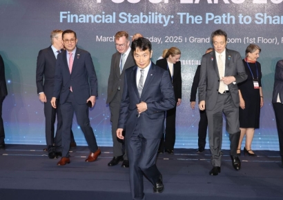 [포토] 자리로 이동하는 이복현 금감원장