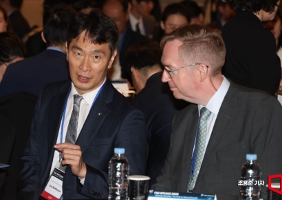 [포토] 콜린 크룩스 영국대사와 대화하는 이복현 원장 