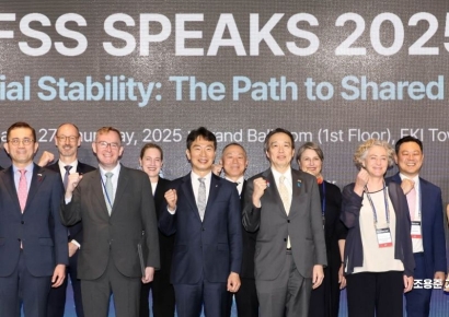 [포토] 기념촬영하는 이복현 원장과 참석자들