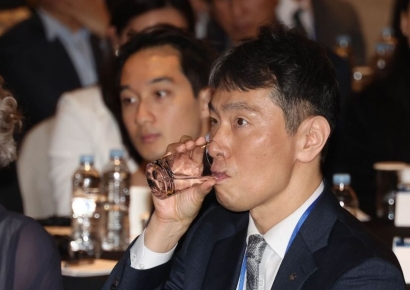 [포토] 물마시는 이복현 금감원장