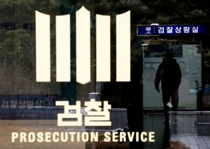 '대학원 입시 비리' 조국 前 대표 아들 기소유예 