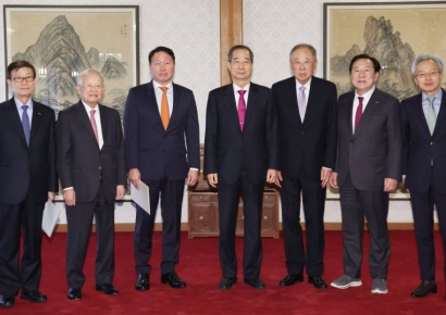 韓대행 "관세 부과로 車산업 영향 우려…美정부와 소통할 것"