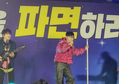 탄핵집회 간 이승환 '덩크슛' 부르자…참가자들 "尹 파면" 함성