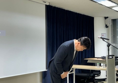 더본 주총장서 고개숙인 백종원…"잔칫날 죄송하다"