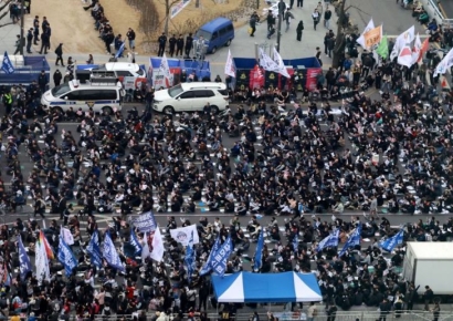 늦어지는 尹 탄핵심판 선고 …주말 전국 곳곳서 탄핵 찬반집회