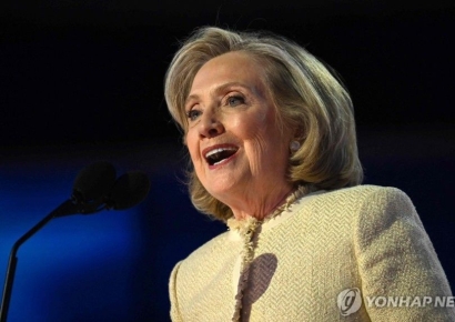 "얼마나 더 멍청해지려고"…힐러리, 트럼프 맹비난