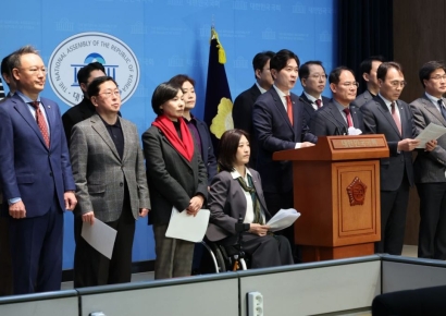 與 초선들 "野 총탄핵 경고는 의회 쿠데타…정당 해산 고려해야"
