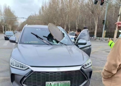 '팅'하고 튕기더니 車 앞유리에 '쾅'…맨홀뚜껑 날벼락 맞은 中운전자