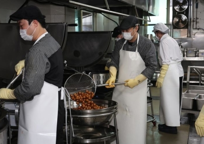 "조리병 부족하다고?" 2조원 신 시장 열렸다…난리난 급식업계