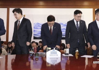 [포토] '10조 추경' 기싸움…권성동 "시급히 통과"·박찬대 "언발에 오줌누기"