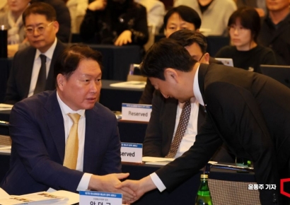 [포토] 인사 나누는 최태원 회장-안덕근 장관