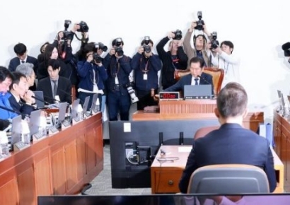 [포토] 의사봉 두드리는 정청래 법사위원장