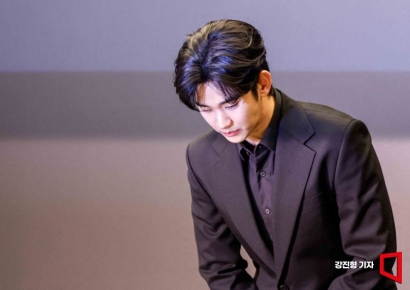 [포토] 인사하는 배우 김수현