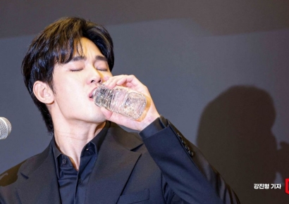 [포토] 입장발표하며 물 마시는 김수현
