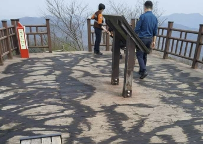 산 정상 데크에 폐오일 뿌린 60대 자수…"불낼 의도 없어 캠핑족 때문"