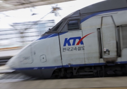 KTX 개통 21년…누적 11억명 돌파, 매일 24만명 타는 '국민열차'