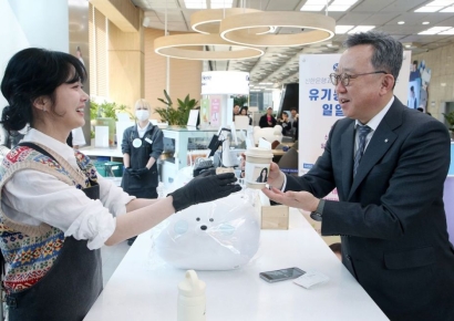 신한은행, 배우 장나라와 유기동물 돕기 자선행사