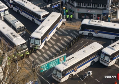 [포토] 차벽으로 가로 막힌 안국역 네거리