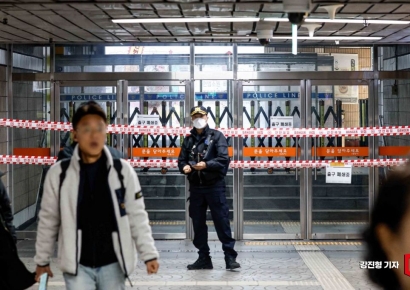 [포토] 헌재 탄핵 선고 앞두고 안국역 일부 출구 폐쇄